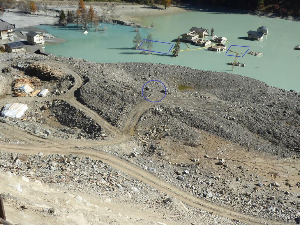 Der kreis zeigt den ungefähren Standort vom Wohnhaus. Die beiden Rechtecke die beiden überfluteten Parzellen in der Bauzone.