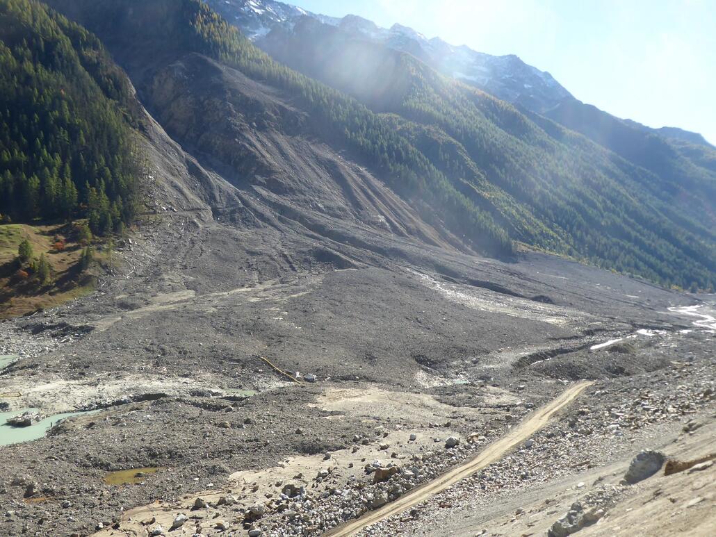 Der Lawinendamm ist teilweise erkennbar.