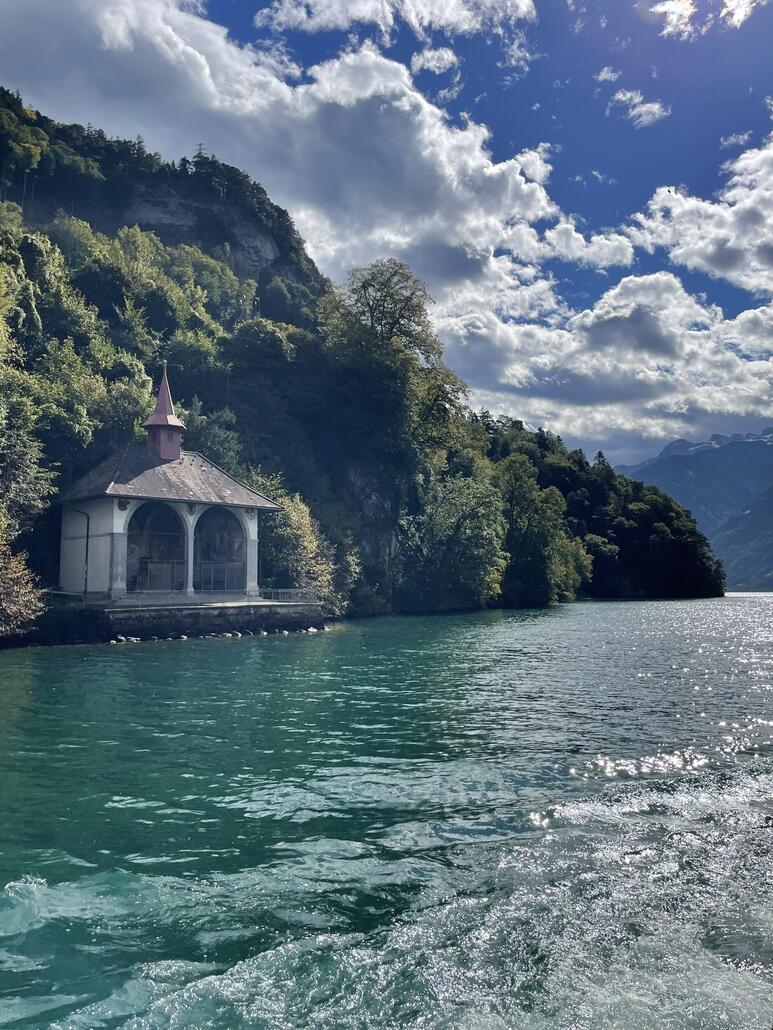 Zur bekannten Tellskapelle an schöner Lage am See