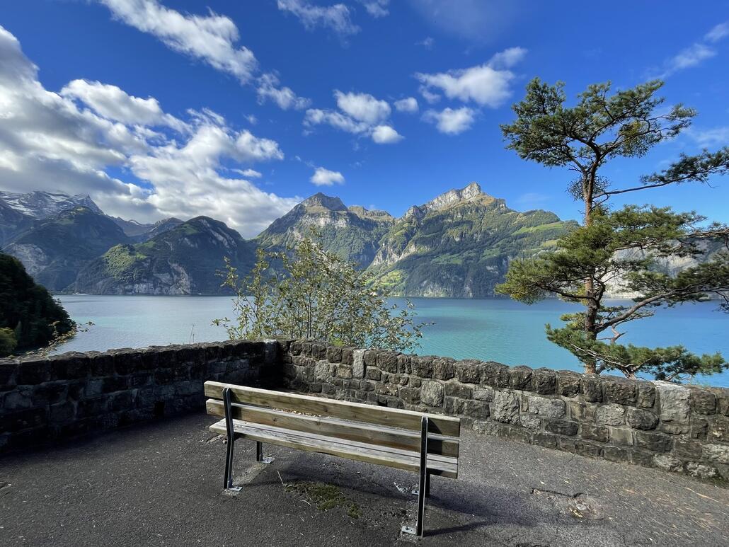 Mit ständigem Blick auf den türkisen Urnersee