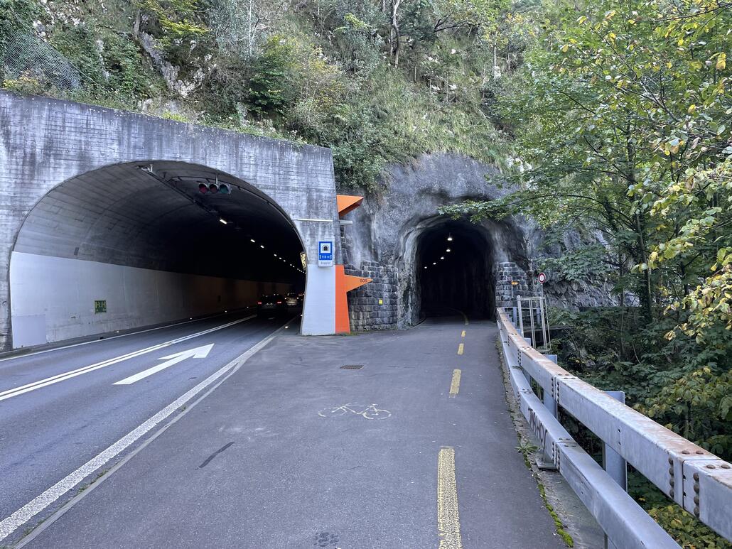 In der Mitte die neueren Tunnel von 1930, diese sind heutzutage die Veloroute und links die momentane Autostrasse von 1975.