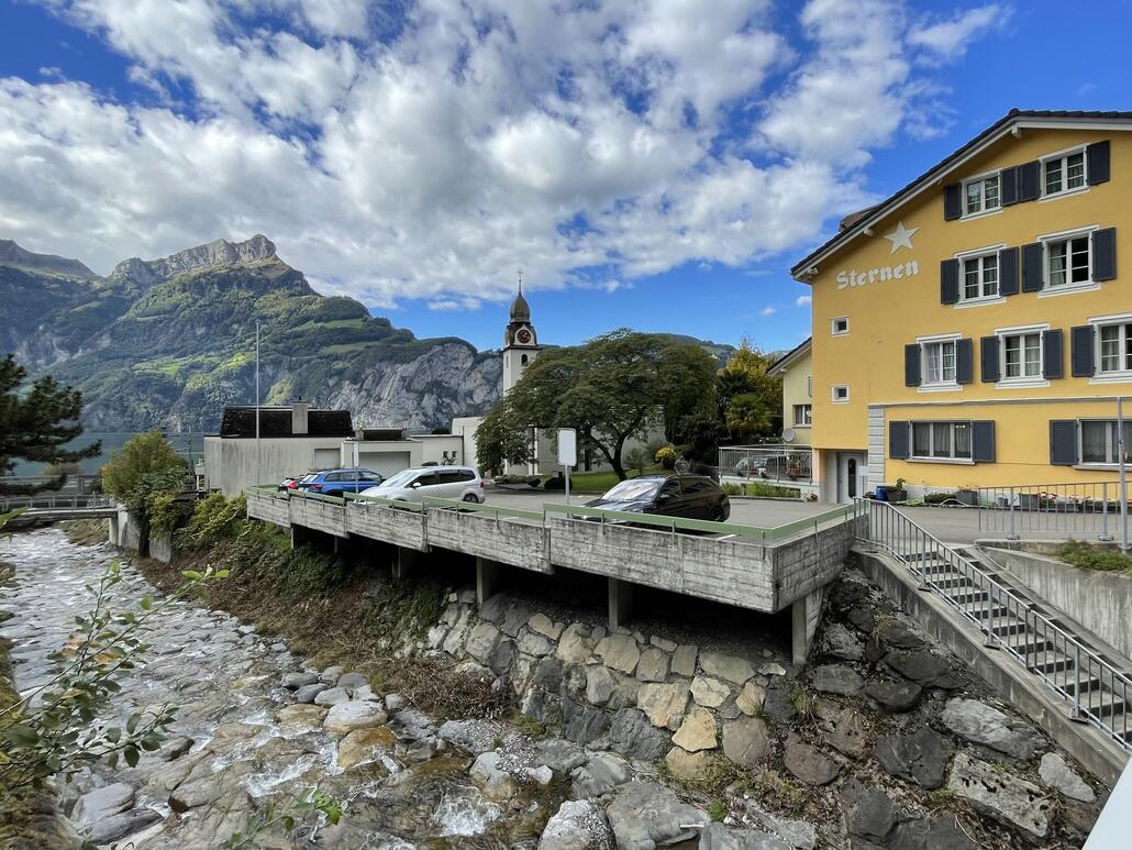 Angekommen in Sisikon gibt’s ein feines „Poulet im Körbli“