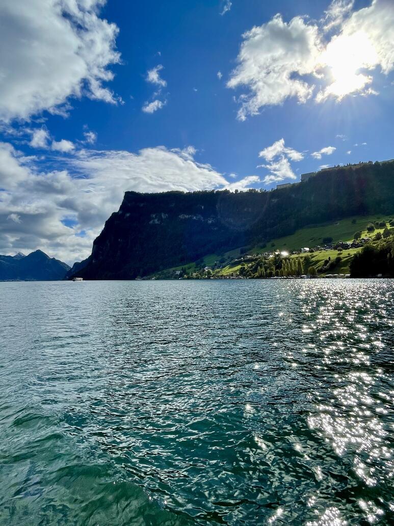 Auf nach Kehrsiten, lange blieb es verhangen und hier reisst es plötzlich auf!