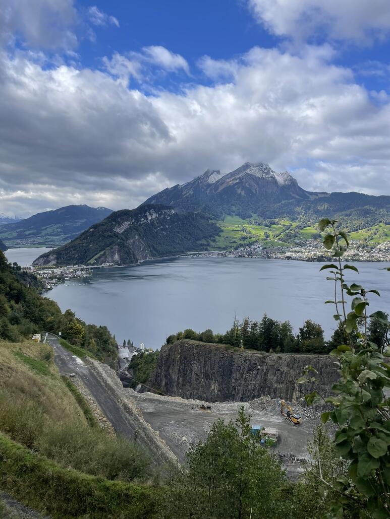 Beim Bergaufwandern kommt man an dem grossen Steinbruch vorbei.