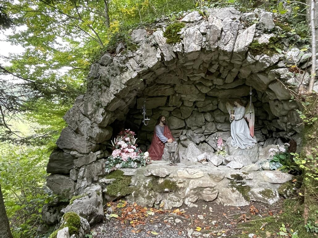 Am Weg entlang stehen überall wieder so Steinfresken, bis zur Grotte.