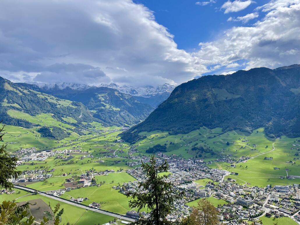 Oben hat man eine schöne Aussicht über Stans ins Engelbergertal. Aussichtsbänkli und Grillplatz inklusive