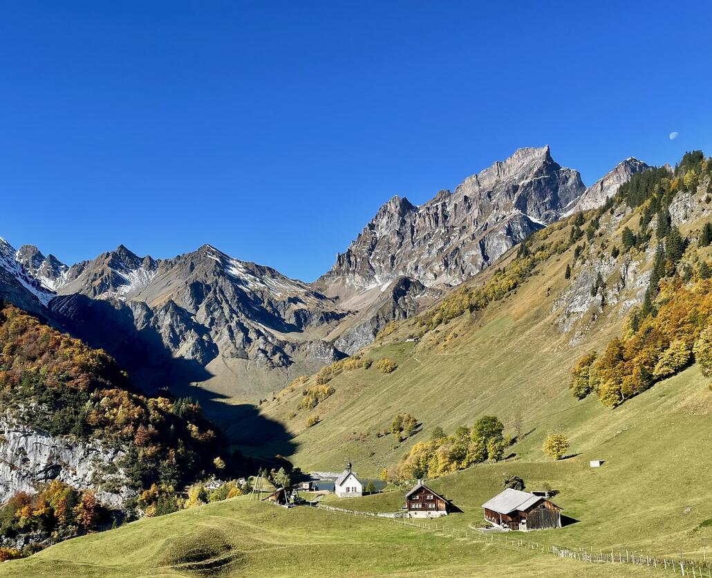 Der kleine herzige Weiler Waldnacht, mit schlichter Kapelle und malerischem See. Dahinter am Ende des Tals liegt die Alp Waldnacht mit Käserei.