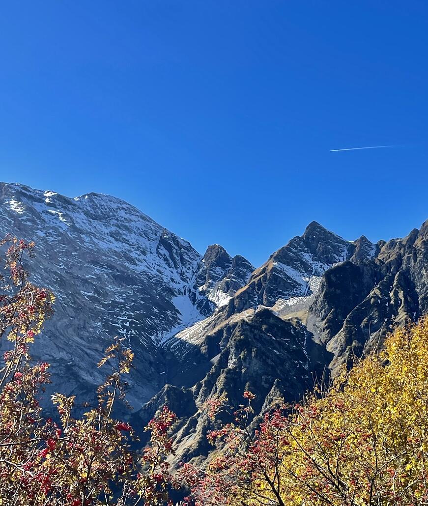 Am Ende des Tals liegt noch der kleine hartnäckige Gletscher „Guggitaler Schnee“ obwohl er vor einigen Jahren noch deutlich grösser war hält er sich hier auf nur rund 2‘100 bis 2‘400 m.ü.M sehr wacker.