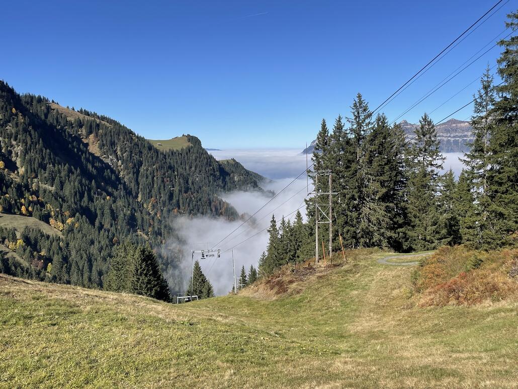 Vorbei am Skilift noch eingekehrt für eine „Brüsti Bire“ in der Alp Catrina