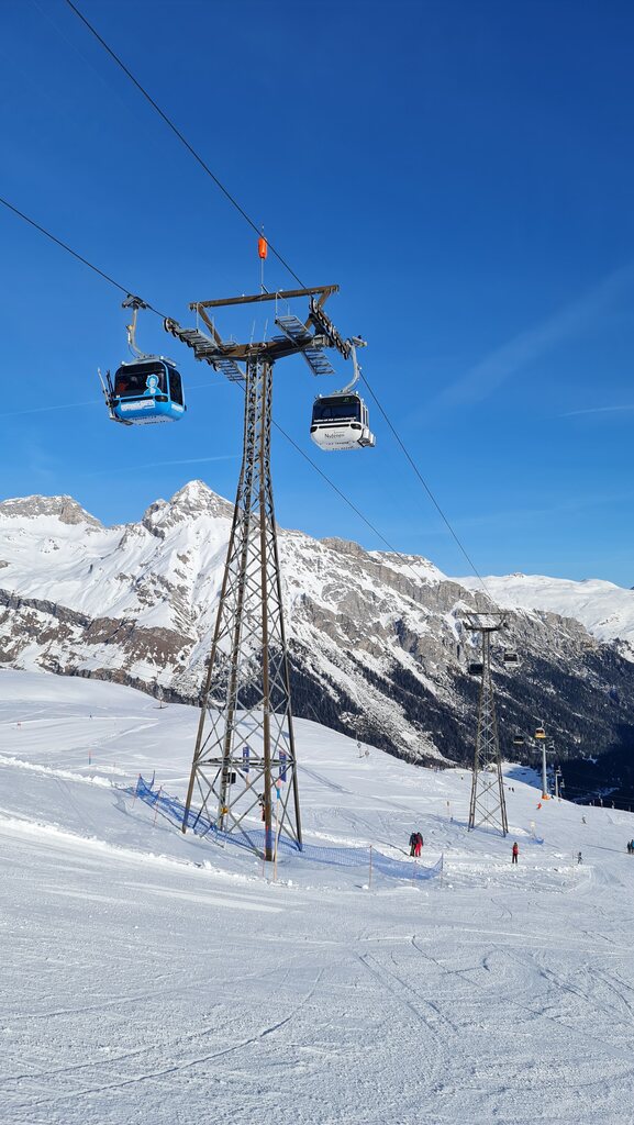 Die Kabinenbahn via Blachtaboda zur Tanatzhöhi ist der einzige Zubringer ins Skigebiet und Beschäftigungsanlage für Skifahrer und Schlittler. Gebaut 1995 als erste Achter-Kabinenbahn von Garaventa und als Nachfolger von zwei steilen Städeli-Schleppliften.