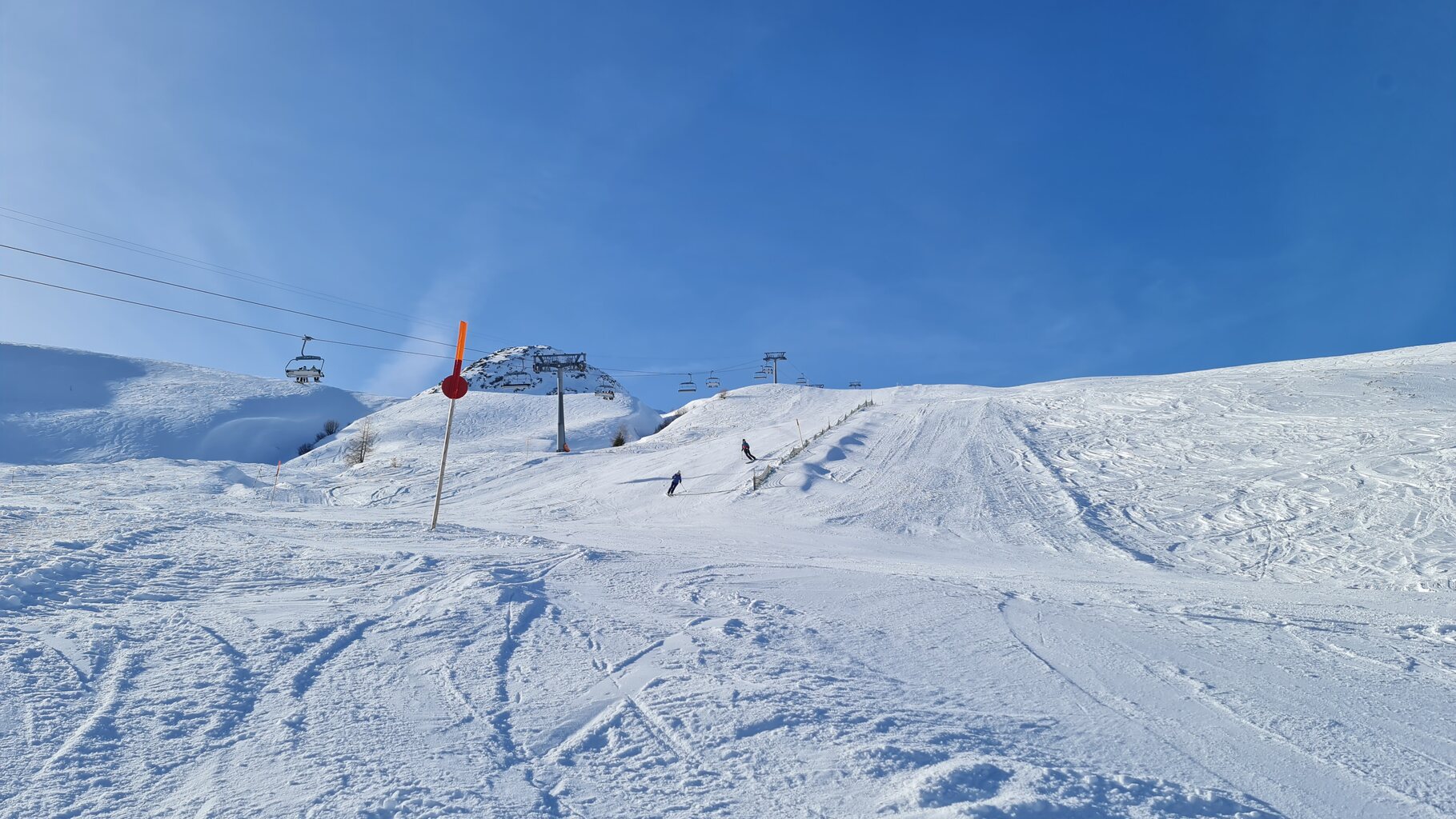 Auch an der Sesselbahn Bodmenstafel ist nur eine einzige, ziemlich schmale Piste präpariert. Die Sesselbahn schaufelt mit 1800 P/h zwar jetzt nicht die ultimativen Massen nach oben, aber der Hang war trotzdem schon am späten Vormittag völlig ausgefahren.