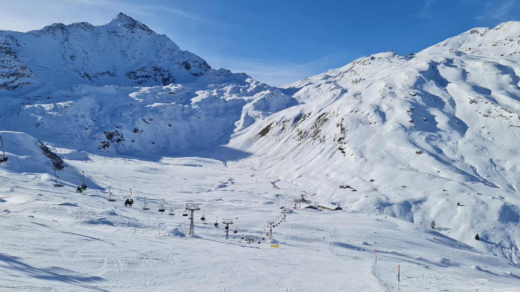 Tamboalp mit Sesselbahn und einer von vier Pistenvarianten, die in diesen sonnigen Kessel führen. Dieser Bereich ist wirklich sehr schön zum lockeren Fahren.