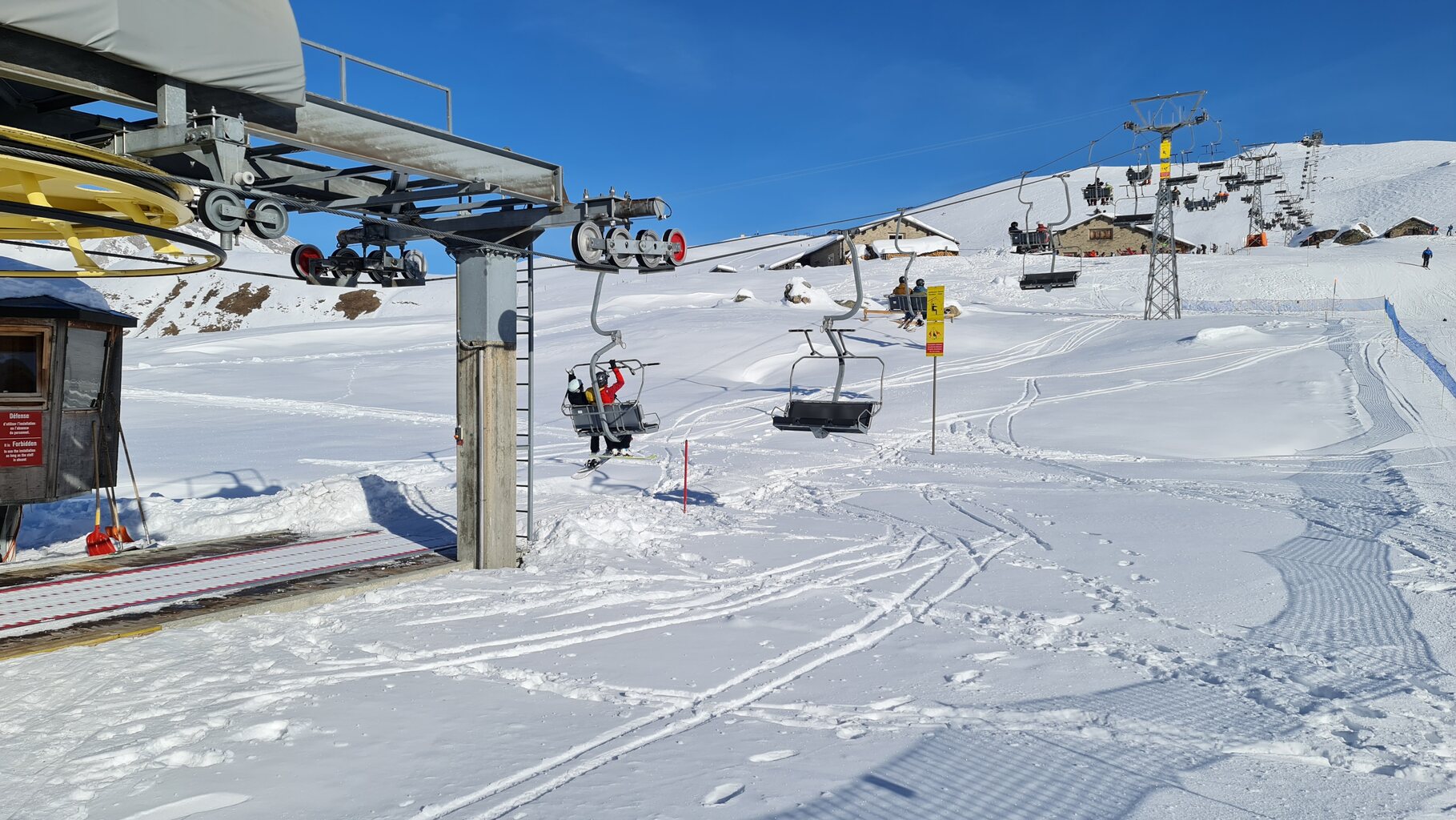 1982 erstellte Garaventa an diesem Hang eine fix geklemmte Dreiersesselbahn. Die Länge geht vielleicht noch gerade so in Ordnung, zusätzlich jedes Mal zehn Minuten anstehen ist aber zu mühsam. Zumal dieser Lift der einzige ist, der eine vernünftige Pistenauswahl bietet, die auch mehr Förderleistung vertragen würde.