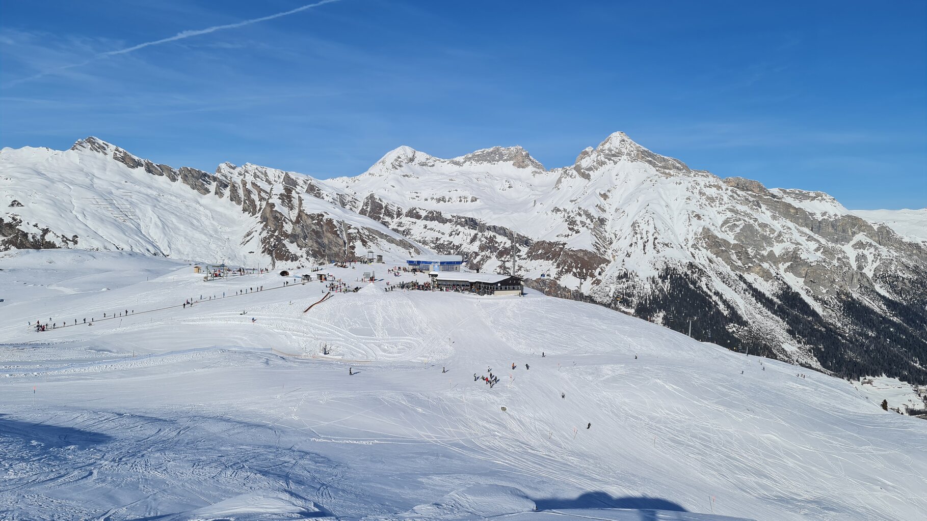Tanatzhöhi mit grossem Restaurant.