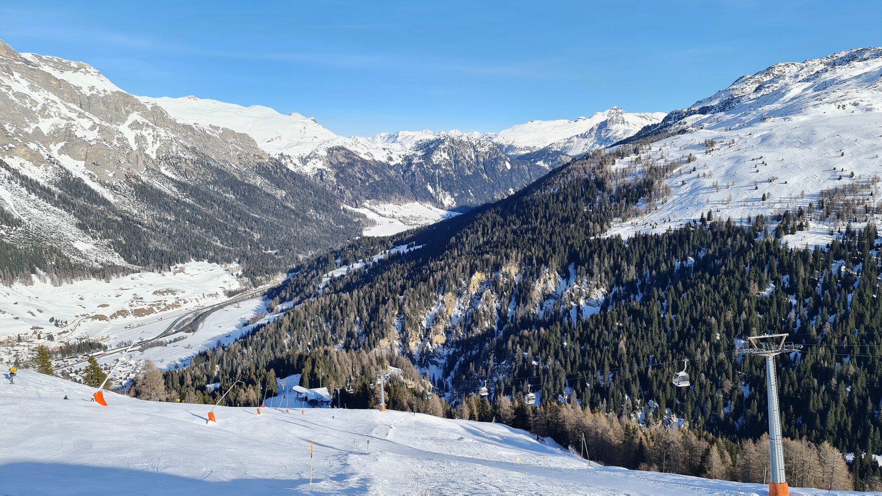 Um die Mittagszeit probierte ich einmal die Talabfahrt. Eigentlich auch eine schöne Wiederholungspiste, aber heute nur im obersten Teil schön zu fahren.