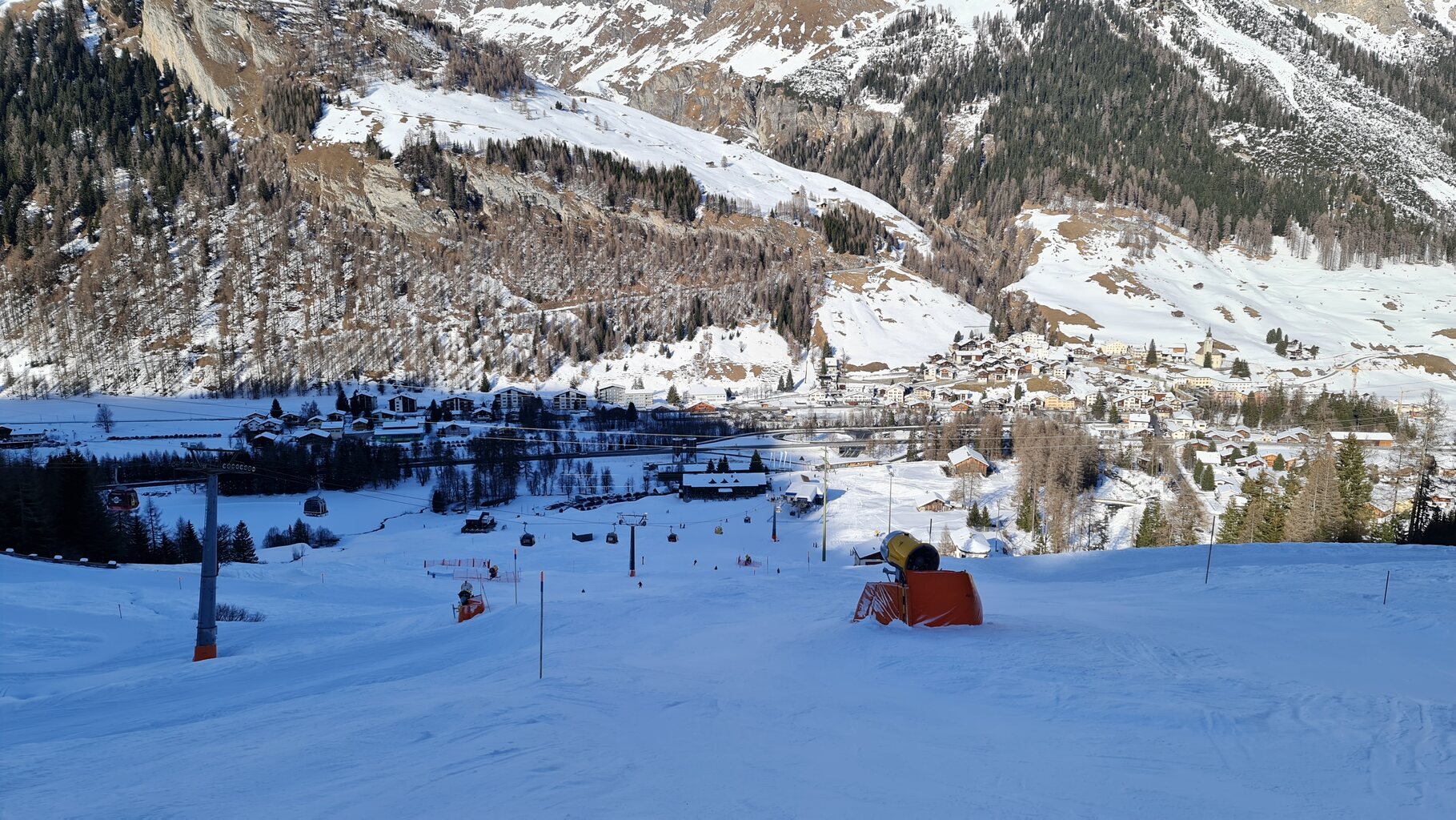 Unten im Tal dann immer noch eine lange Warteschlange. Ähnlich wie in Bergün gestern kamen am Nachmittag immer mehr Leute.