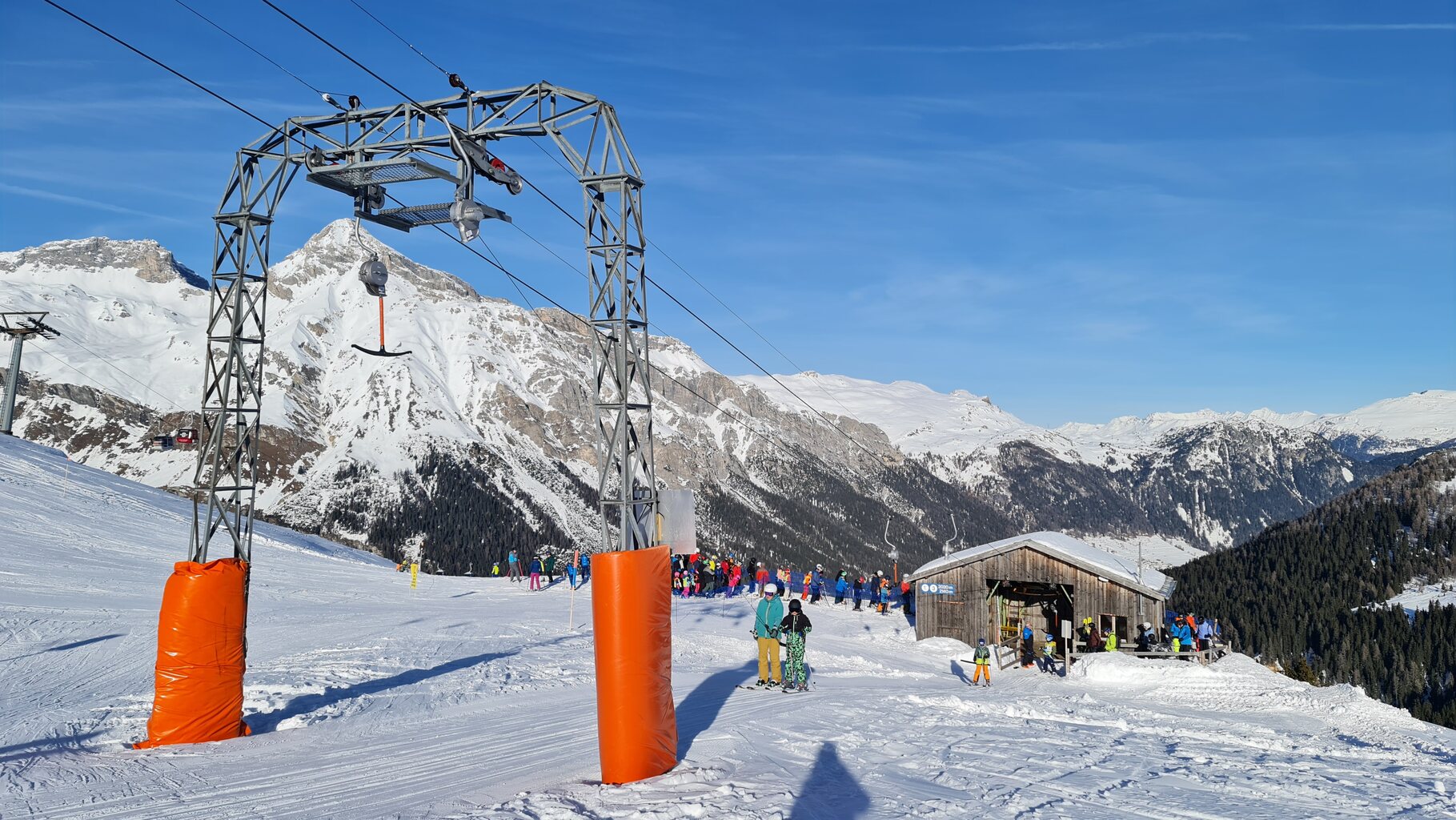 Der Schlepplift Tanatzhöhi war 1970 die erste Erweiterung nach dem Bau der beiden Lifte aus dem Tal zu Beginn der 60er Jahre. Und egal, ob man jetzt Nostalgiker ist oder nicht, dieser Lift ist einfach schön anzusehen!