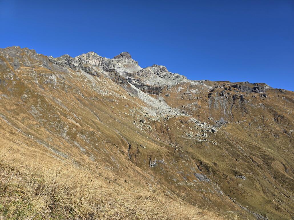Blick zum Kärpf, der uns heute praktisch den ganzen Tag begleiten wird.