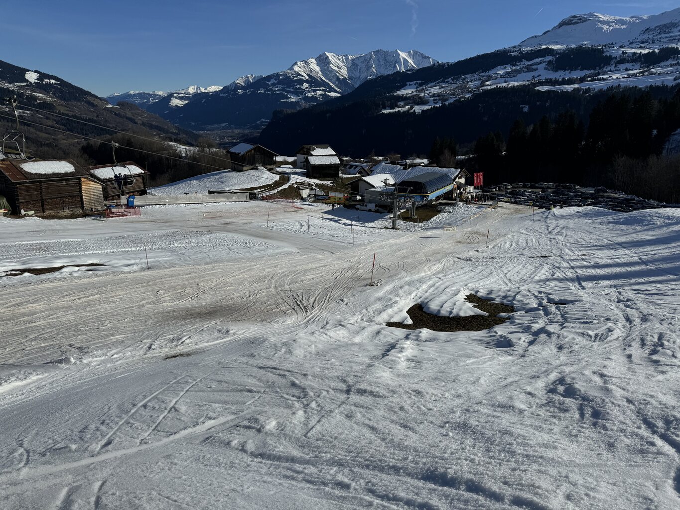 Der Parkplatz ist mittlerweile voll.