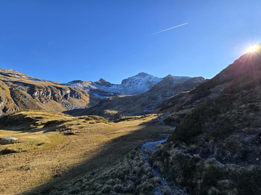 Unterwegs in Richtung Mettmen im Bereich der Kärpfstaffel. Das Tal liegt leider bereits wieder teilweise im Schatten.