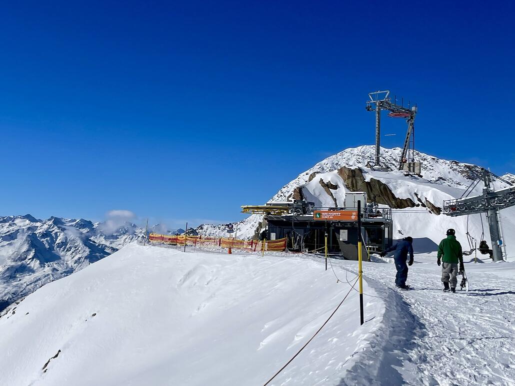 Unvorstellbar der Windachferner, die Talstation steht auf einem Felsen weit oben. Weshalb ist der Lift noch im Pistenplan?
