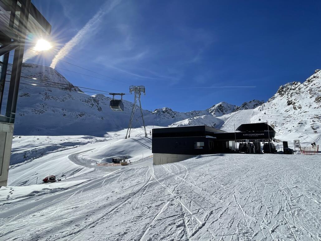 Falginjoch- und Karlesjochbahn nebeneinander. Starten auf gleicher höhe und kommen beide auf rund 3‘100 M.ü.M an.