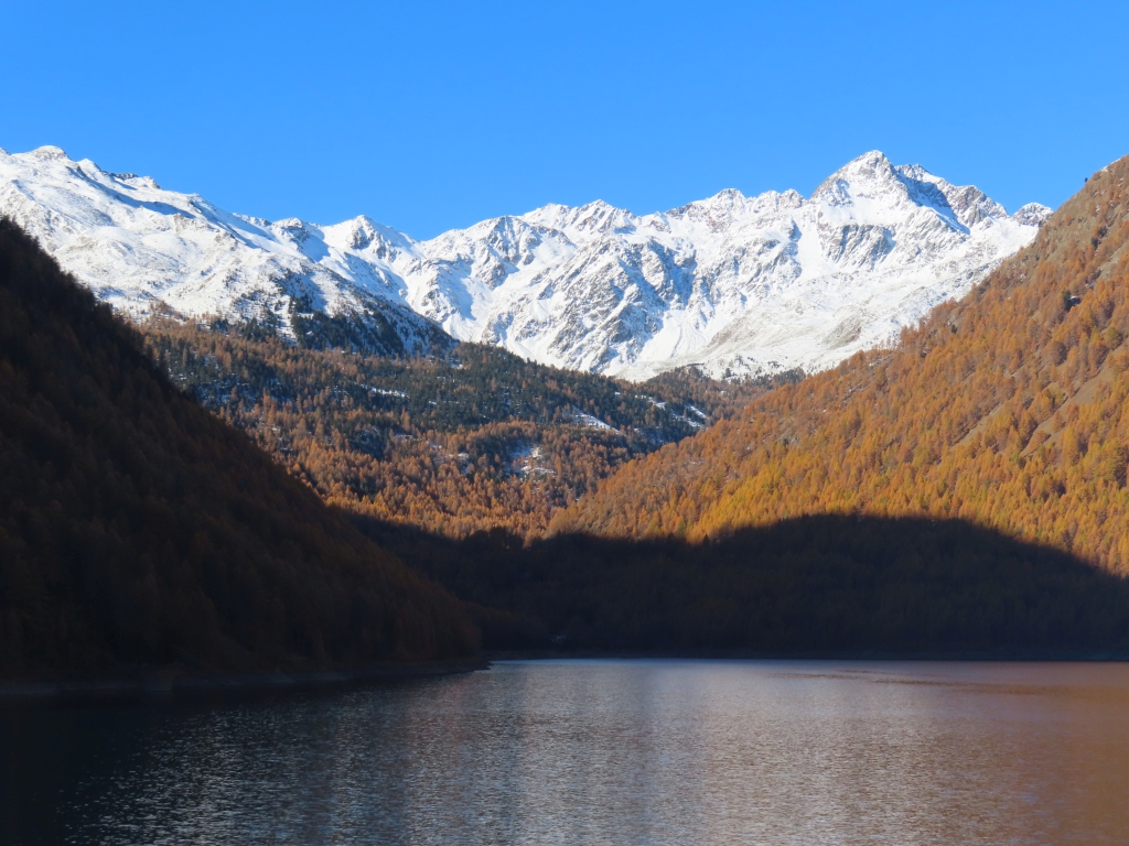 Im hinteren Schnalstal liegt schon viel Schnee für die Jahreszeit. Im Bild ist die Lagaunspitze