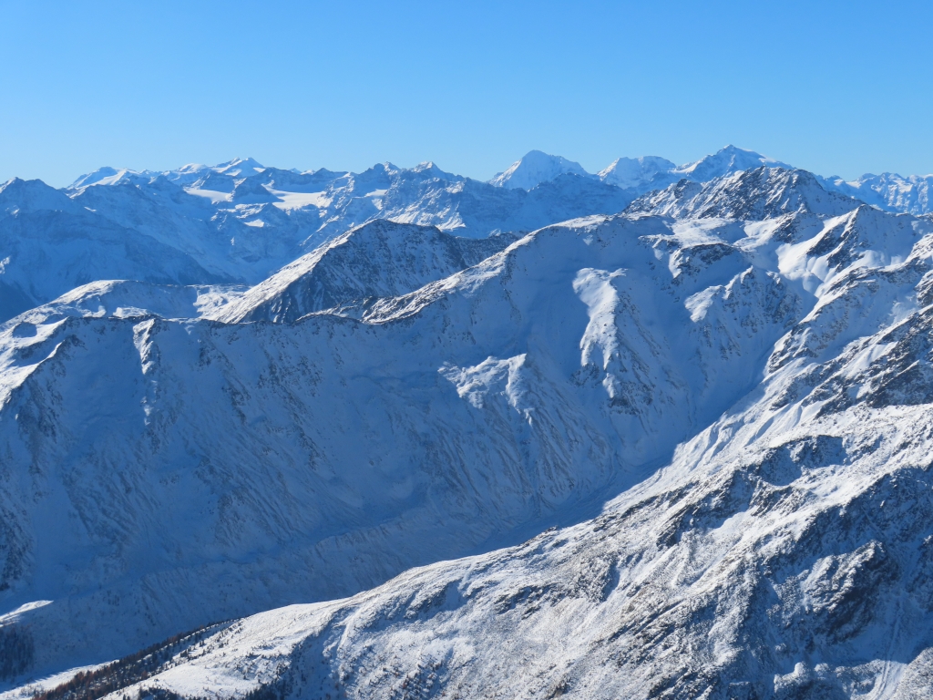 Bevor ich mit dem Skifahren beginne, betrachte ich an der Bergstation noch das Panorama Richtung Ortlergruppe