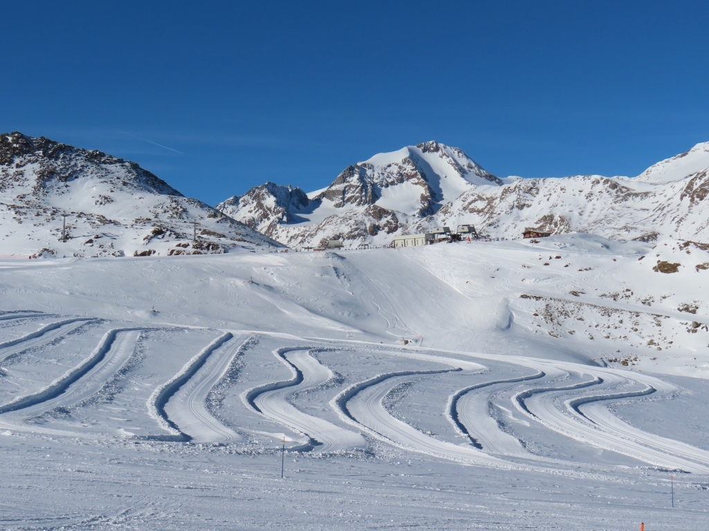 Weißkugel hinter den Stationen der Sesselbahnen Gletschersee (Bergstation) und Grawand (Talstation). Davor die Gletscherloipe.