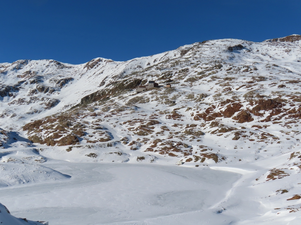 Gletschersee und Bella Vista - Hütte. Die Hütte war noch nicht auf Ski erreichbar.