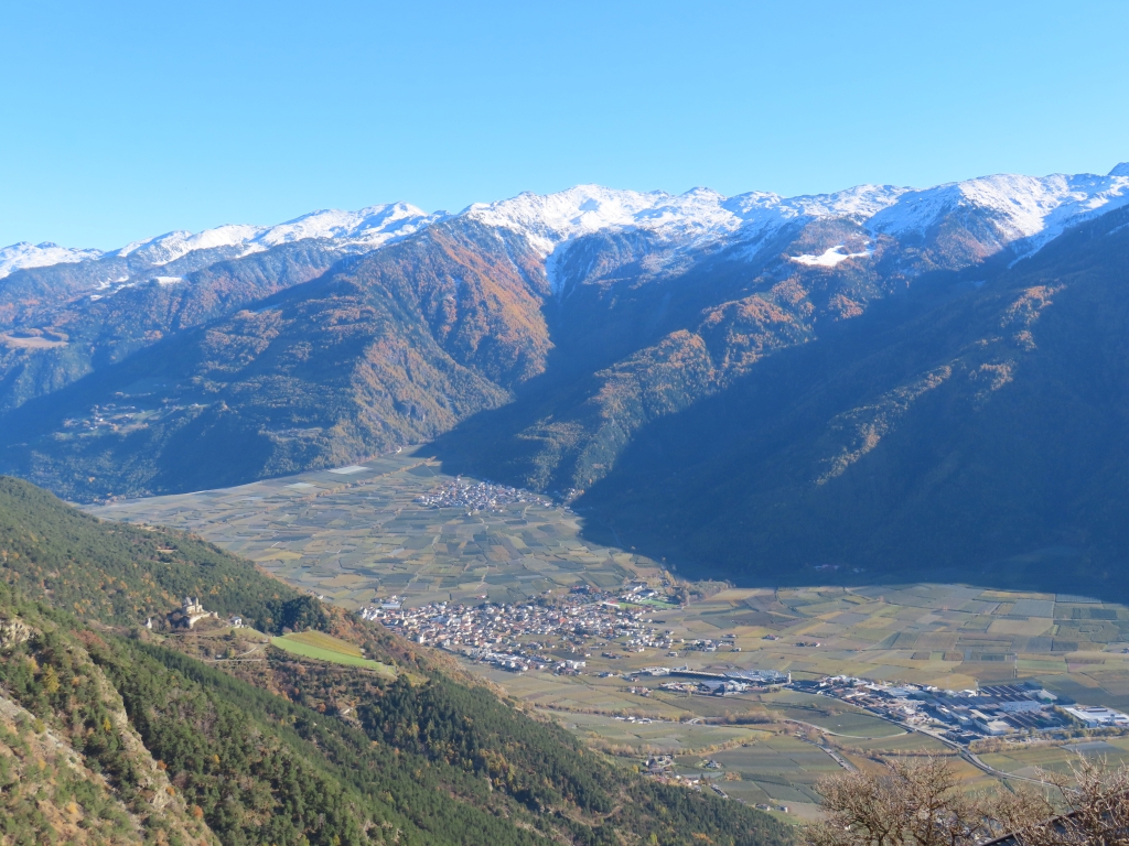 Blick nach Latsch und nach Tarsch. Die weiße Fläche am Berg rechts oberhalb von Tarsch ist die Tarscher Alm, wo es einst das Skigebiet Tarscher Alm gab.