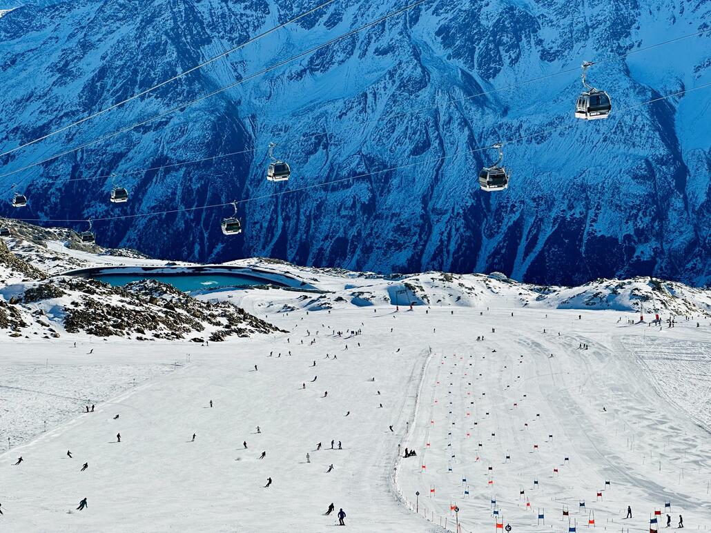 Tiefenbach mit vollem Trainingsareal.