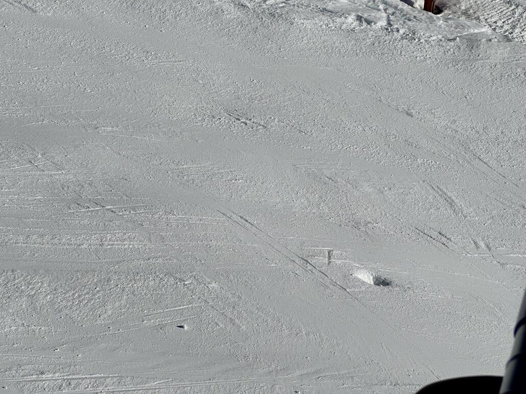 Loch auf der Piste unter der Sesselbahn.