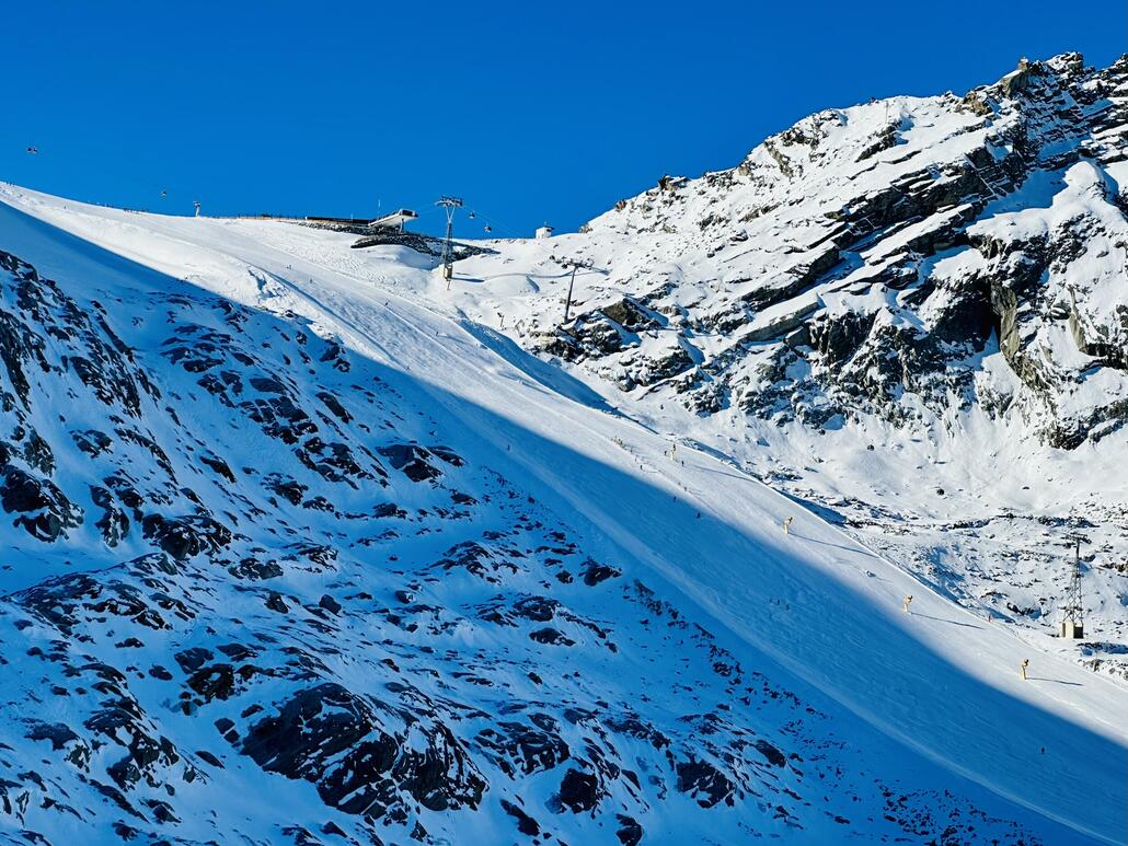 Der Steilhang am Rettenbach bekommt so langsam Sonne.
