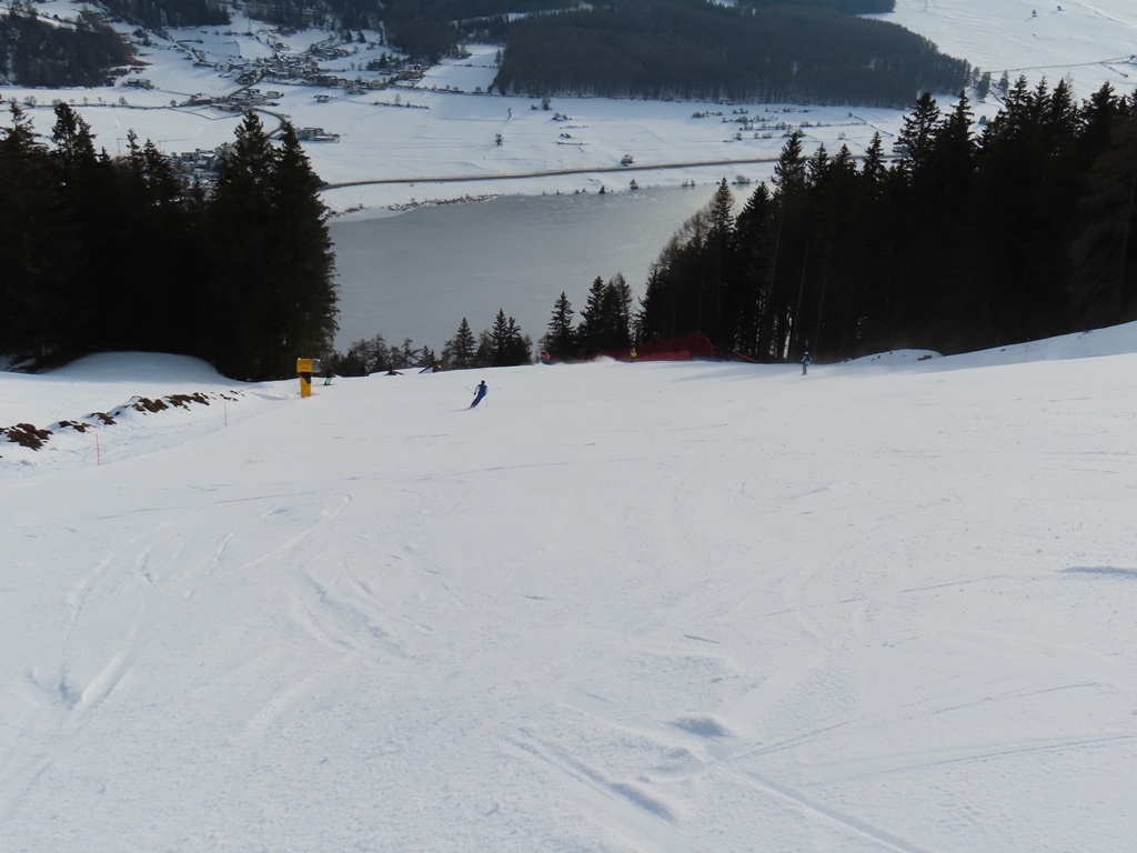Höllentalabfahrt mit Blick auf den Reschensee