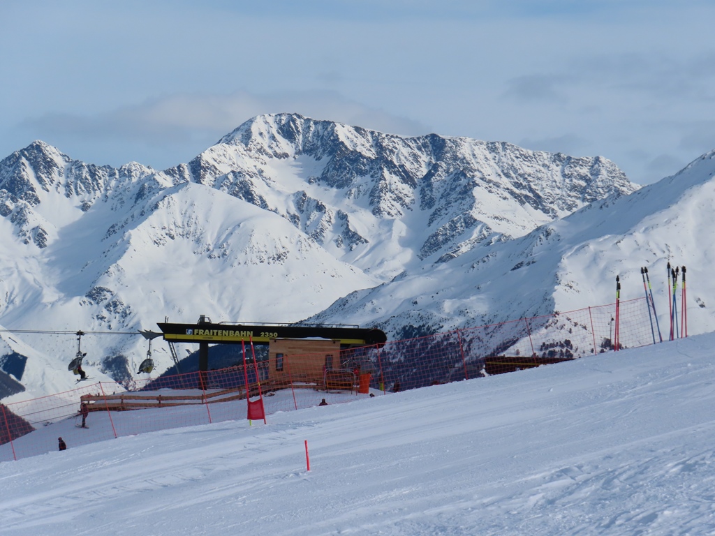 Bergstation der Fraitenbahn, dahinter die Weißseespitze