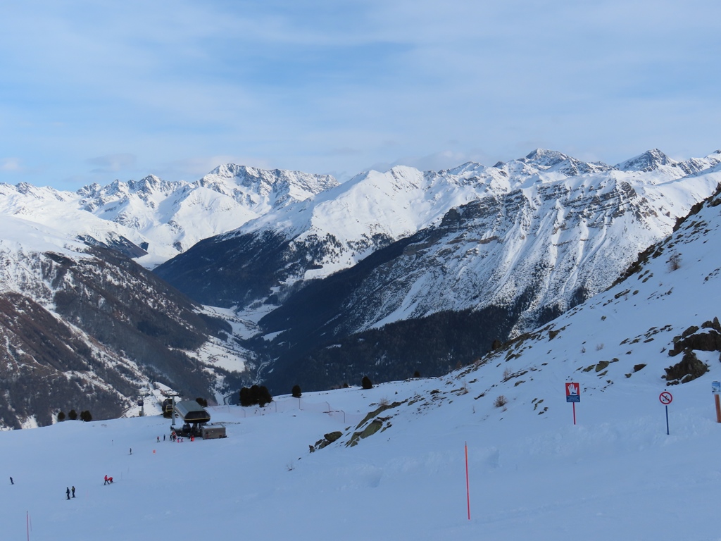 Bergstation der Höllentalbahn, dahinter das Langtauferer Tal