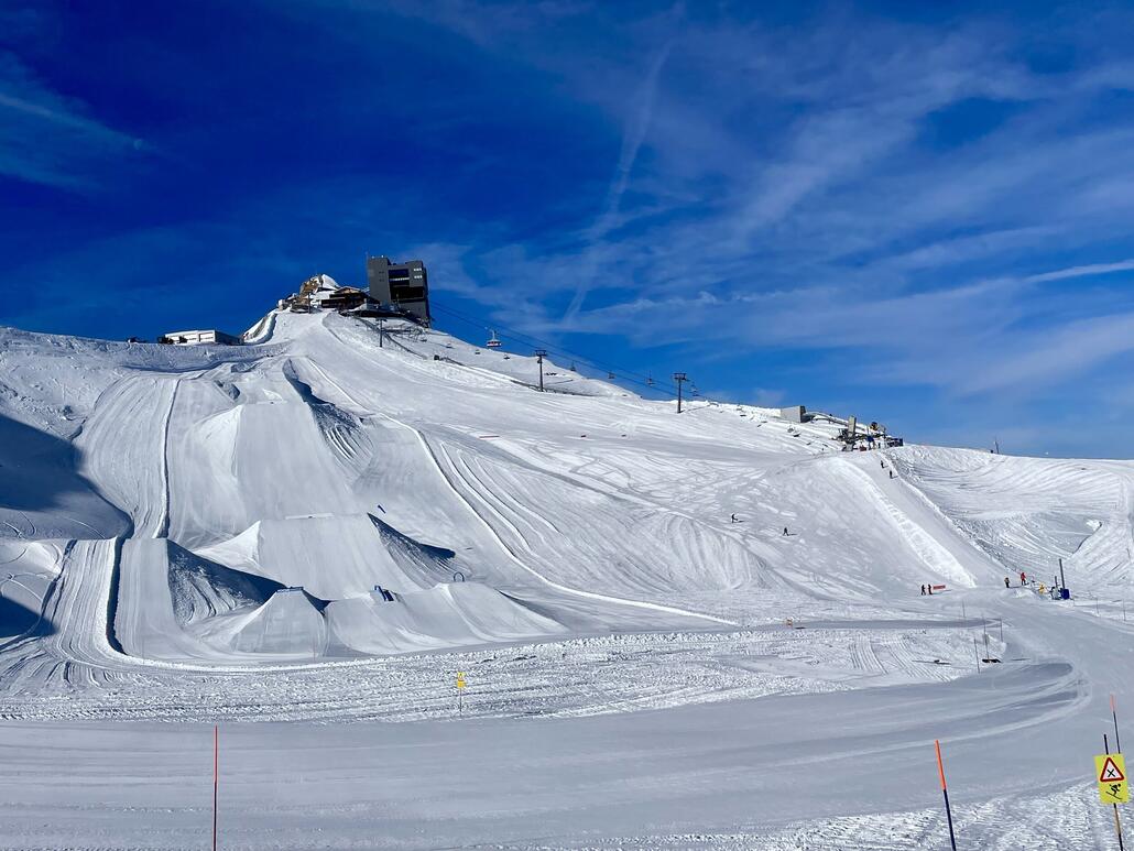 Der Bereich bei der Sesselbahn und dem Glacier Scex Rouge verändert sich auch markant. Die Sesselbahn wirkt langsam bisschen zu kurz geraten. Unterhalb ergänzt nun der Seil-Tellerlift.