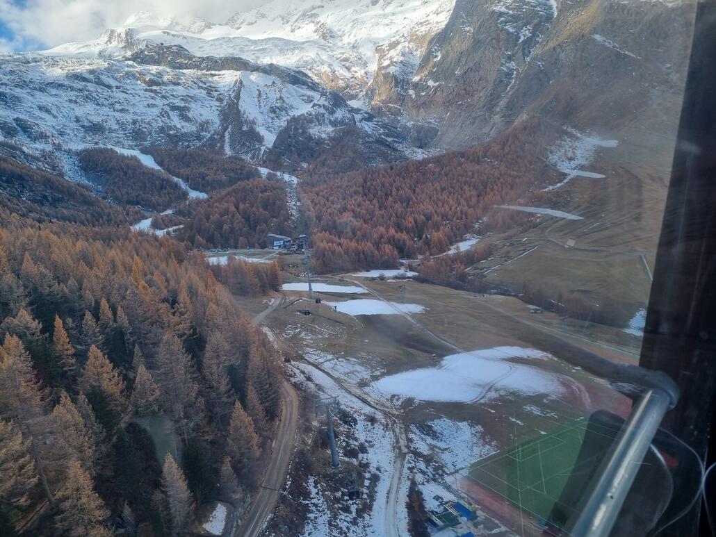 Erste Schneeversuche am unteren Ende der Talabfahrt