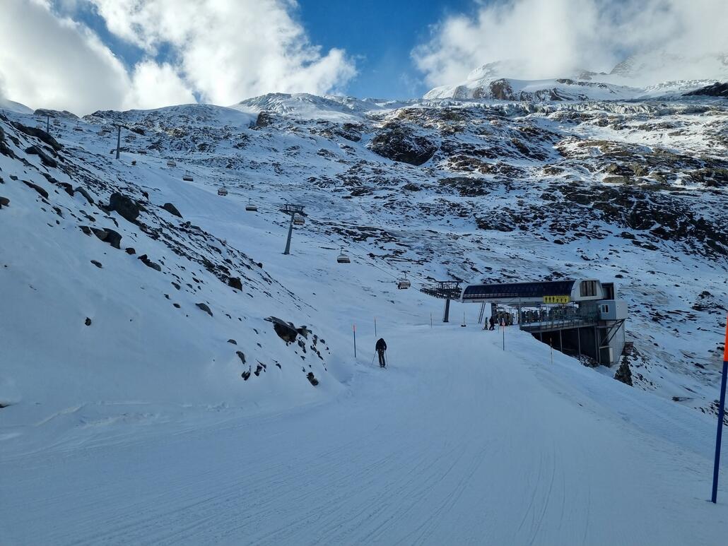 Morenia leer um 11 Uhr. Piste hier in der oberen Hälfte recht gut, aber teilweise eisig nach der Mittelstation