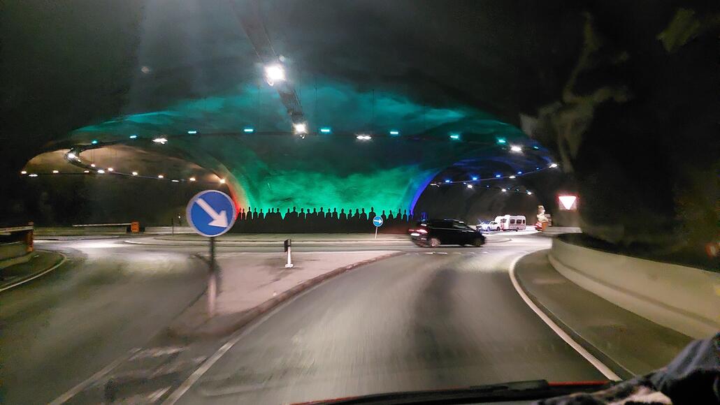 Kreisverkehr unter dem Meer (im Eysturoyartunnilin)
