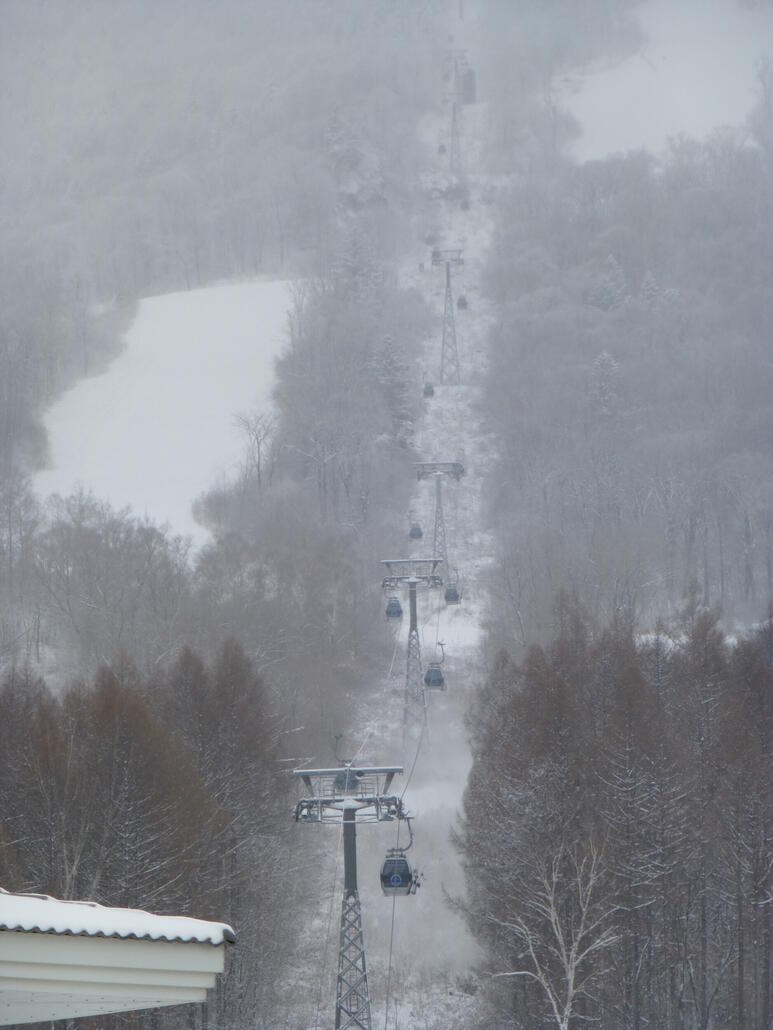 Wetter am Morgen leider noch nicht sehr toll mit mehr Nebel als Sicht. Teilgebiet mit der Gondelbahn (rechts im Pistenplan)…