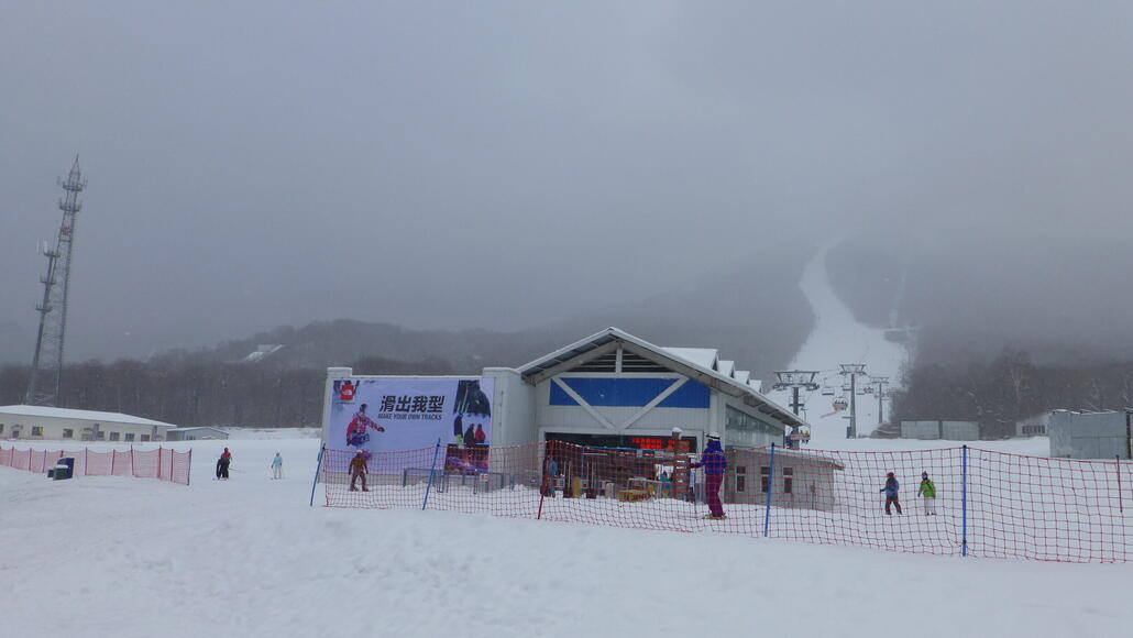 …und der Sesselbahn (links im Pistenplan).