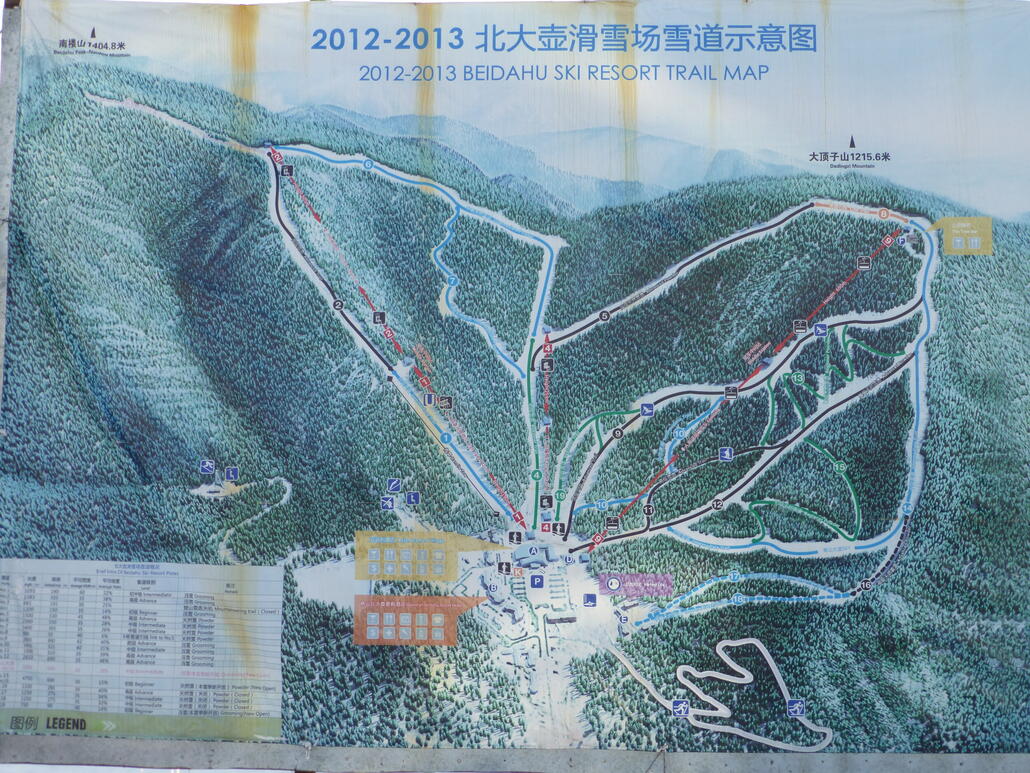 Pistenplan 2012/13 gross aufgehängt im Gebiet selbst, der die existierenden Bahnen ziemlich real abbildet, aber an dem Tag waren nur die 6EUB Nr. 9, die 4KSB Nr. 1 und die 2FSB Nr. 2 in Betrieb, dazu auch nur rund die Hälfte der Pisten offiziell offen.