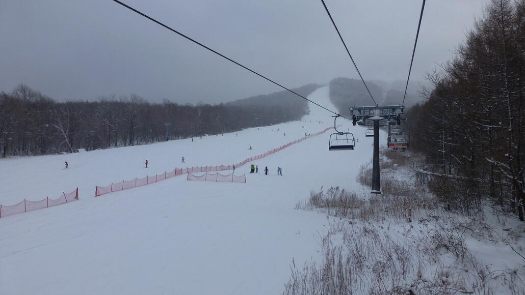 …welche den unteren flachen Teil des Skigebiets erschliesst.