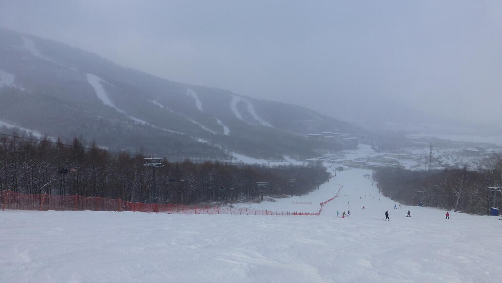 Relativ voll, viele Anfänger. Die 4KSB wird übrigens von einem Bügelschlepplift auf der anderen Pistenseite gedoppelt, der aber nicht in Betrieb war.