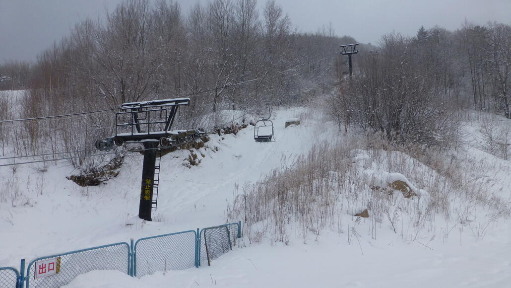 Sehr gemächliche Geschwindigkeit auf der relativ langen 2FSB, aber sehr nette und ruhige Umgebung im frisch verschneiten Wald. Manchmal etwas seltsame Trassierung mit hohen, dann wieder tiefen Masten… ev. ein Occasionslift?