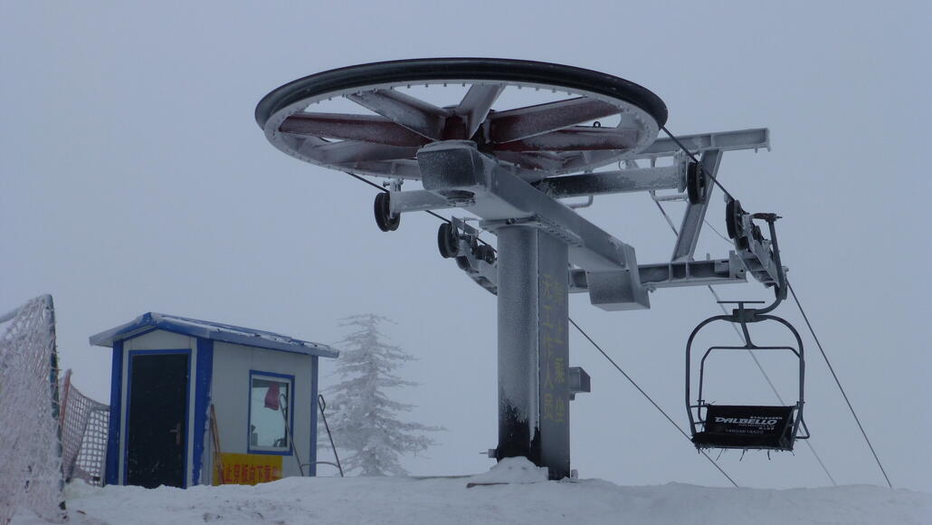 Ich finde, derartige Anlagen fernab von jedem Trubel haben bei solch nebligem Wetter bei der fast lautlosen Bergstation oft etwas Gespenstiges und Geheimnisvolles an sich…. ;)