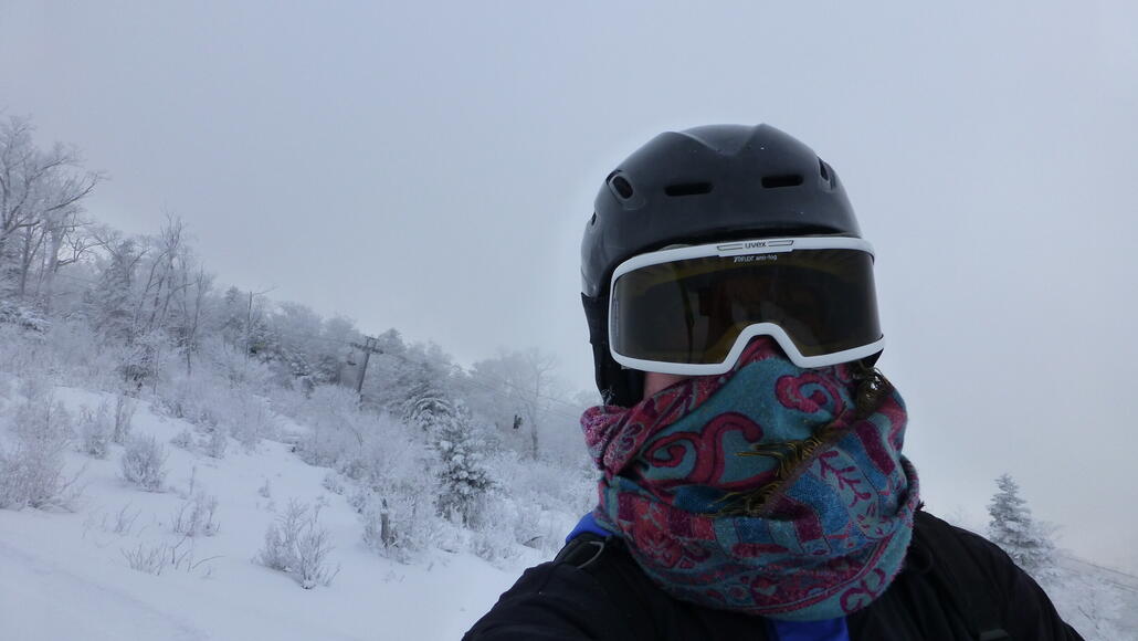 Es war mit irgendwas unter -25°C verdammt kalt, u.a. auch, da die Sessel keine Hauben hatten… infolge vergessener Sturmhaube bot ein dicker Schal meiner Frau zum Glück relativ guten Schutz!