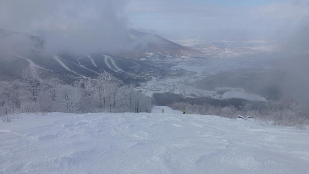 Waldpisten neben der 2FSB, zu Beginn auch mit etwas „Hintenrum-Piste“ Feeling.